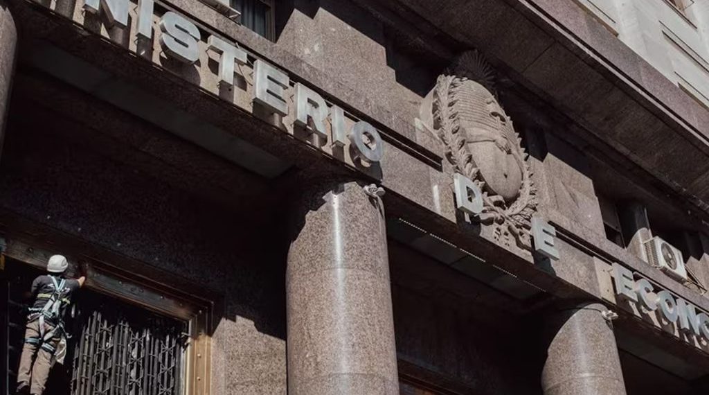 La BCR se expidió sobre el decreto nacional que obliga a entes estatales a vender o canjear sus tenencias de títulos públicos en dólares