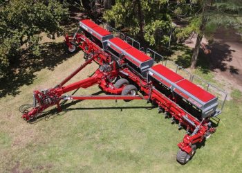 Con una inversión de U$2.5 millones, Apache consolida su nueva planta y crece en capacidad de producción de la sembradora 99000