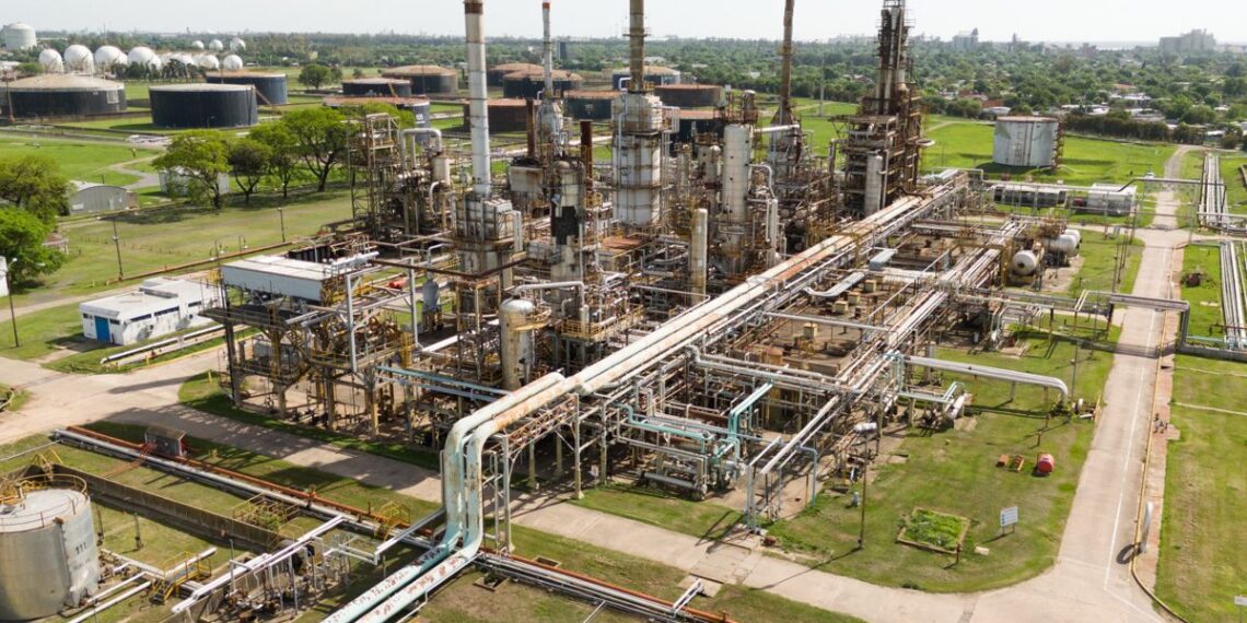 Buscan reactivar la refinería San Lorenzo de YPF y convertirla en una planta de biocumbustibles para aviones