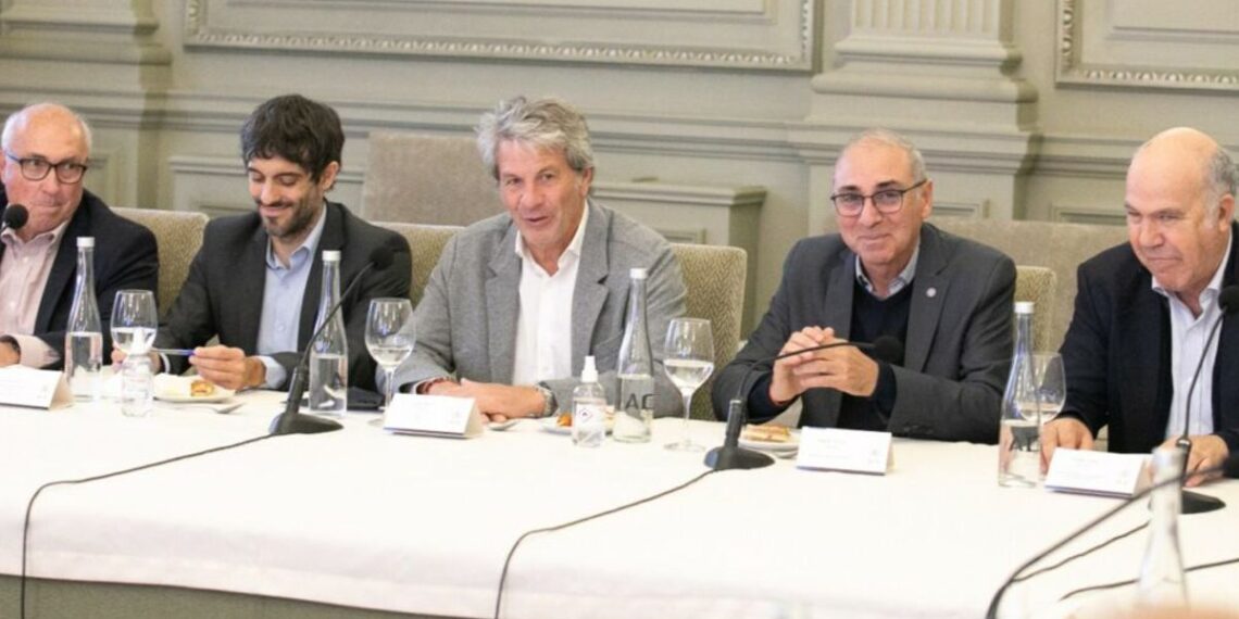 Baja de retenciones: la Bolsa de Rosario recibió al equipo económico de Nación