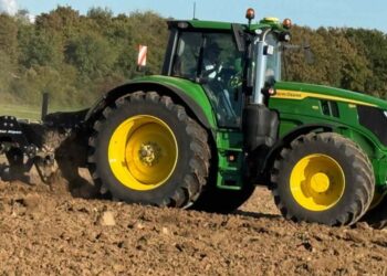 John Deere renueva los tractores 6M y 6R con más tecnología, confort y precisión