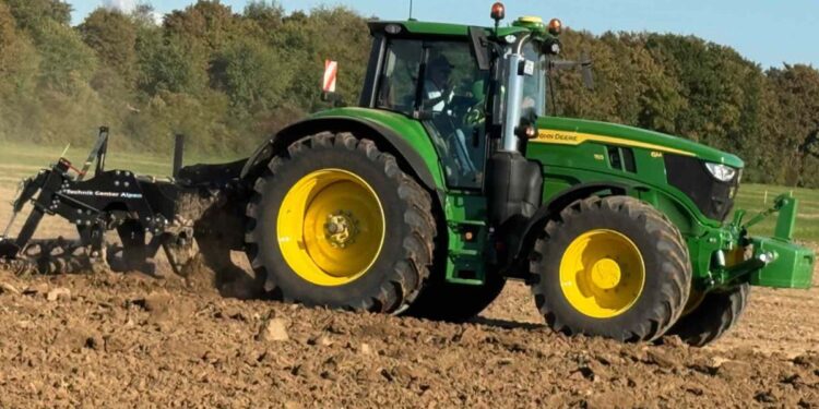 John Deere renueva los tractores 6M y 6R con más tecnología, confort y precisión